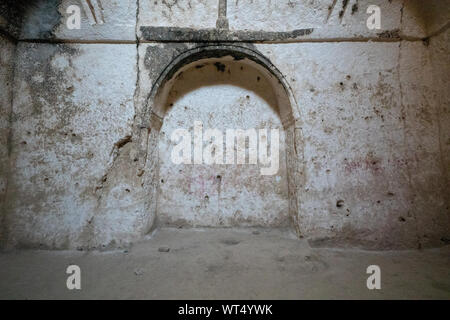 Im Inneren der Höhlen von Takht-e Rostam alte buddhistische Stupa-Kloster in Samangan, Afghanistan im August 2019 Stockfoto