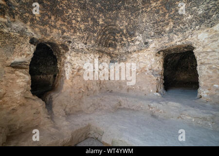 Im Inneren der Höhlen von Takht-e Rostam alte buddhistische Stupa-Kloster in Samangan, Afghanistan im August 2019 Stockfoto