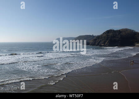 Flut an Caswell Bay, Swansea, an einem sonnigen Wintertag. Stockfoto