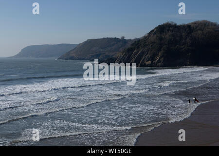 Flut an Caswell Bay, Swansea, an einem sonnigen Wintertag. Stockfoto