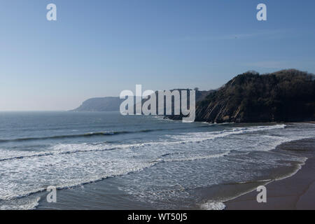 Flut an Caswell Bay, Swansea, an einem sonnigen Wintertag. Stockfoto