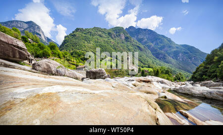 Reisen nach schönen Schweizer Lavertezzo Dorf im Sommer Stockfoto