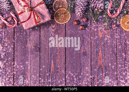Weihnachten Geschenkboxen und Tanne Baum auf Holz- Hintergrund. Ansicht von oben mit der Kopie Raum Stockfoto