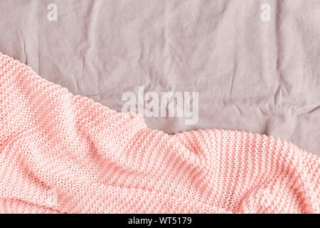 Pink Plaid auf dem Bett, Ansicht von oben, kopieren. Stockfoto