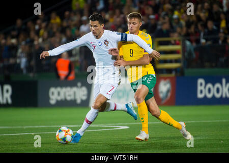 Litauen, Vilnius - 10. September 2019: Cristiano Ronaldo von Portugal konkurriert für die Kugel mit Karolis Laukzemis Litauens während der 2020 UEFA Stockfoto