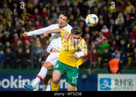 Litauen, Vilnius - 10. September 2019: Cristiano Ronaldo von Portugal konkurriert für die Kugel mit Saulius Mikoliunas Litauens Stockfoto