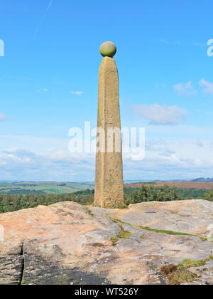 Hohe verwitterte 200 Jahre alten Nelsons Monument mit blasser Text steht auf birchen Edge in The Derbyshire Peak District. Stockfoto