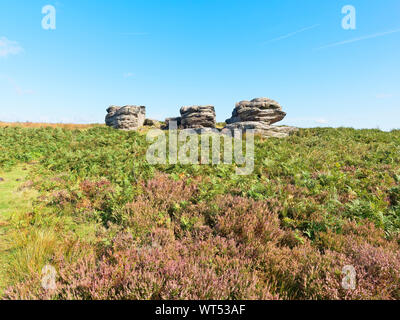 Die verschlissene und verwitterten drei Schiffe gritstone Bergspitze auf birchen Edge in The Derbyshire Peak District. Stockfoto