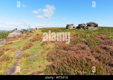 Birchen Kante, Derbyshire, ist beliebt bei Wanderern und Bergsteigern auf hellen Sommertage. Stockfoto