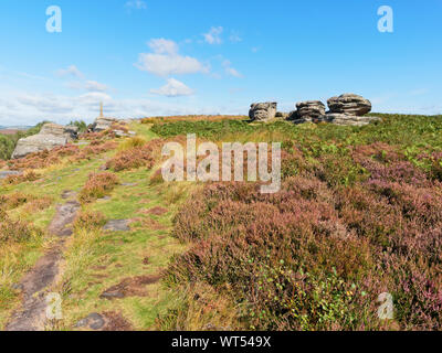 Hellen Sommermorgen auf birchen Kante mit Nelsons Monument und den drei Schiffen gritstone Bergspitze Stockfoto