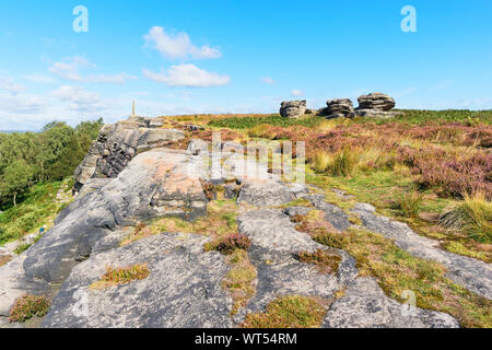 Entlang der Oberseite der Birchen Kante in der Derbyshire Peak District auf einem hellen klaren Sommer morgen Stockfoto