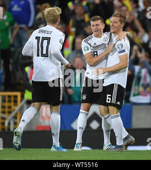 Marcel Halstenberg (Deutschland) feiert seinen 0:1-Sieg mit Toni Kroos (Deutschland) und Julian Brandt (Deutschland). GES/fussball/EURO Qualifikation: Nordirland - Deutschland, 11.06.2019 Fußball: Europäische Qualifier: Wales gegen Deutschland, Belfast, Juni 11, 2019 | Verwendung weltweit Stockfoto