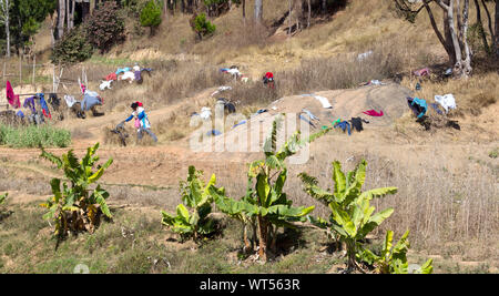 Ranomafana, Madagaskar am 25. Juli 2019 - die lokale Bevölkerung die Wäsche in den Fluss in Ranomafana, Madagaskar am 25. Juli 2019 Stockfoto