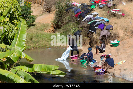 Ranomafana, Madagaskar am 25. Juli 2019 - die lokale Bevölkerung die Wäsche in den Fluss in Ranomafana, Madagaskar am 25. Juli 2019 Stockfoto