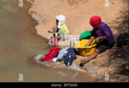 Ranomafana, Madagaskar am 25. Juli 2019 - die lokale Bevölkerung die Wäsche in den Fluss in Ranomafana, Madagaskar am 25. Juli 2019 Stockfoto