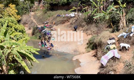 Ranomafana, Madagaskar am 25. Juli 2019 - die lokale Bevölkerung die Wäsche in den Fluss in Ranomafana, Madagaskar am 25. Juli 2019 Stockfoto