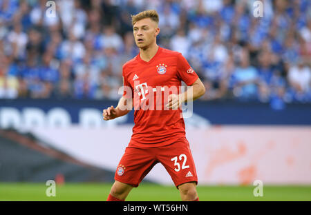Bundesliga, Männer, Saison 2019/2020, 2. Spieltag, Veltins Arena Gelsenkirchen: der FC Schalke 04 gegen FC Bayern München; Joshua Kimmich (FCB) Stockfoto