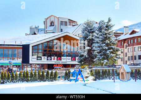 Bansko, Bulgarien - 30. November 2016: Passage Shop im bulgarischen Bansko Ski Resort Stockfoto