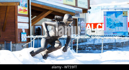 Bansko, Bulgarien - 30. November 2016: Winter Skigebiet Bansko Seilbahnstation und Skifahrer Statue am Eingang Stockfoto