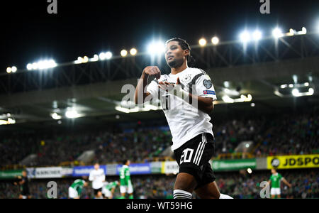 Serge Gnabry (Deutschland) feiert sein Tor zum 0:2. GES/fussball/EURO Qualifikation: Nordirland - Deutschland, 11.06.2019 Fußball: Europäische Qualifier: Wales gegen Deutschland, Belfast, Juni 11, 2019 | Verwendung weltweit Stockfoto