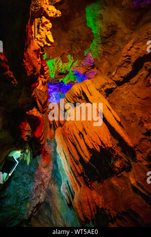 Schöne beleuchtete vielfarbigen Stalaktiten in Danzhou Stone Flower Höhlen, Geopark neben Haikou, Hainan, China Stockfoto