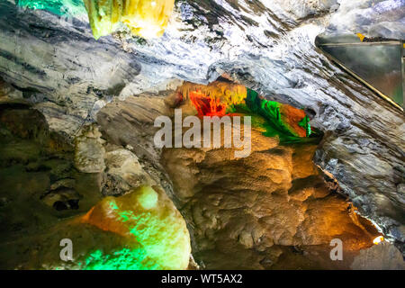 Schöne beleuchtete vielfarbigen Stalaktiten in Danzhou Stone Flower Höhlen, Geopark neben Haikou, Hainan, China Stockfoto