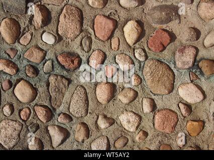 Wand aus Beton und Steinen, kann als Hintergrund verwendet werden Stockfoto
