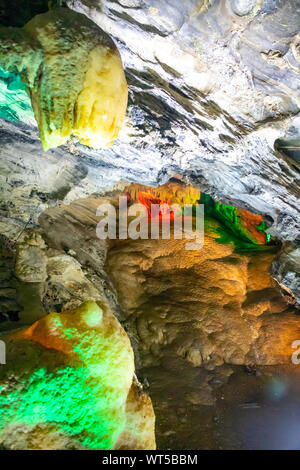 Schöne beleuchtete vielfarbigen Stalaktiten in Danzhou Stone Flower Höhlen, Geopark neben Haikou, Hainan, China Stockfoto