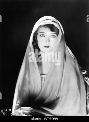 LILLIAN GISH, wie Angela Chiaromonte in die weiße Schwester Direktor 1923 HENRY KING Roman Francis Marion Crawford Portrait von JAMES ABBE Stummfilm Inspiration Bilder/Metro Pictures Corporation Stockfoto