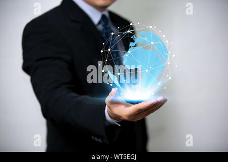 Digital zusammengesetzten Bild des Geschäftsmannes berühren Display vor weißem Hintergrund Stockfoto
