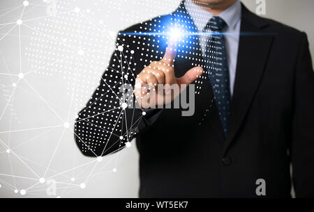 Digital zusammengesetzten Bild des Geschäftsmannes berühren Display vor weißem Hintergrund Stockfoto