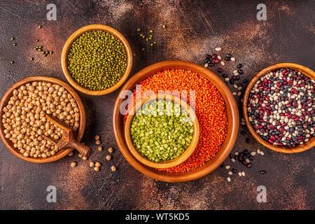 Sortiment von Hülsenfrüchte - Linsen, Erbsen, mung, Kichererbsen und Bohnen. Ansicht von oben. Stockfoto
