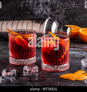 Negroni Cocktail mit Orangen schälen und Eis, selektiven Fokus. Stockfoto