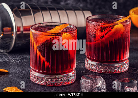 Negroni Cocktail mit Orangen schälen und Eis, selektiven Fokus. Stockfoto