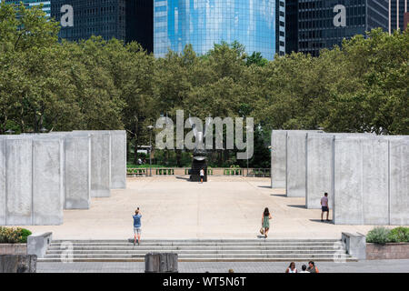 Blick auf die Ostküste Memorial - 8 grosse Granitplatten mit allen Namen der Navy in WWII, Battery Park, New York City, USA getötet eingeschrieben Stockfoto