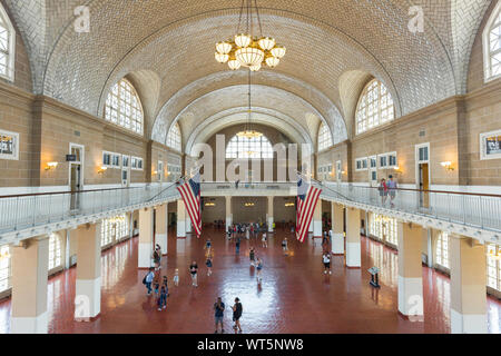 Ellis Island in New York, Blick auf Touristen in der Registry Zimmer von Ellis Island Immigration Museum, New York City, USA Stockfoto