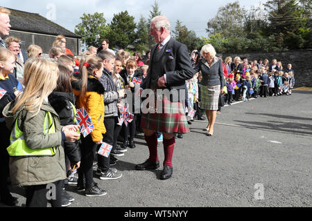 Der Prinz von Wales und die Herzogin von Cornwall, als der Herzog und die Herzogin von Rothesay wenn in Schottland, grüßen wellwishers bei einem Besuch im Dorf an der Küste von Garlieston, Wigtownshire, wo der Hafen eine wichtige Rolle bei D-Day Vorbereitungen im Jahr 1944 gespielt, bei der Prüfung der Mulberry Häfen bekannt. Stockfoto