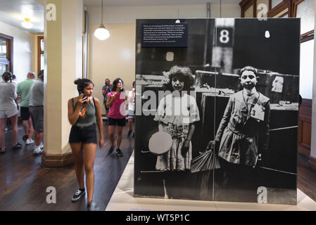 Ellis Island New York, Ansicht eines Besuchers im National Museum of Immigration, der ein großes Foto von Kindern aus dem frühen 20. Jahrhundert mit Einwanderern zeigt, USA Stockfoto