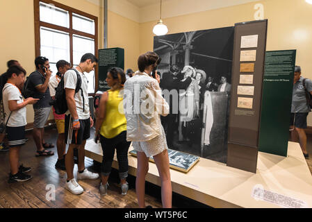 Einwanderung USA, Besucher zu Ellis Island Museum Anzeigen ein Display Beschreibung der Inspektionsregime für frühe 20. Jahrhundert Immigranten in den USA anreisen. Stockfoto