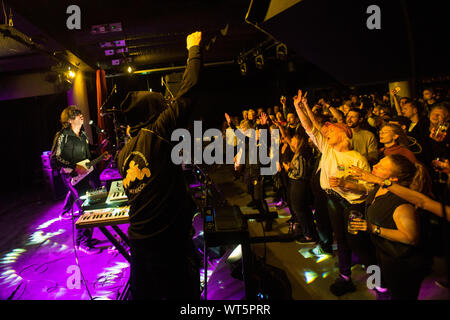 Oslo, Norwegen. 10. September 2019. Der norwegischen elektronische Rock Band Datarock führt ein Live Konzert in Youngs in Oslo. Hier Sänger und Musiker Fredrik Saroea ist live auf der Bühne gesehen. (Foto: Gonzales Foto - Brokvam Kjell). Stockfoto