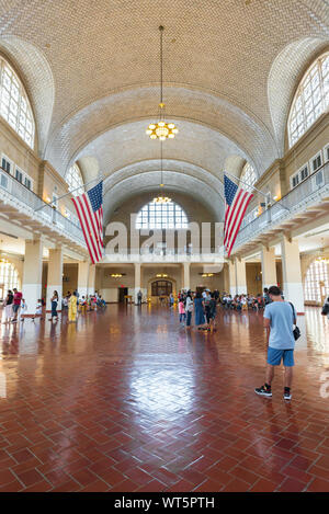 Ellis Island in New York, Blick auf Touristen in der Registry Zimmer von Ellis Island Immigration Museum, New York City, USA Stockfoto