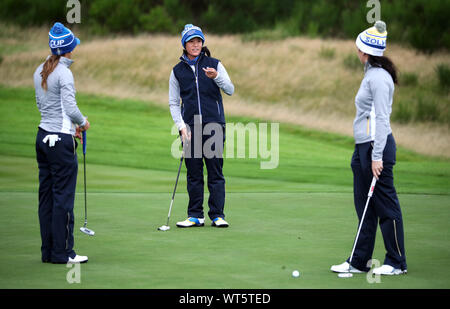 Team Europe's (von links nach rechts) Azahara Munoz, Celine Boutier und Georgia Hall im 8. grün während der Vorschau Tag drei der Solheim Cup 2019 in Gleneagles Golf Club, Auchterarder. Stockfoto