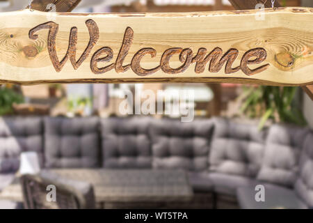 Entspannende Lounge Ecke im modernen Design und willkommenes Zeichen Stockfoto