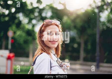 Junge brünette Frau walking im Park im Herbst, lächelnd Stockfoto