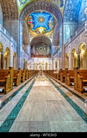 Innenraum der Basilika des Nationalheiligtums der Unbefleckten Empfängnis in Washington DC Stockfoto