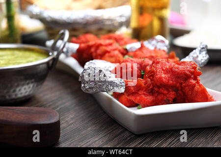 Tandoori Chicken. Indisches Brathähnchen in einem Indischen Tandoor Ofen. Stockfoto