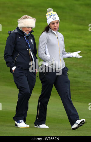 Das Team Europa Georgia Hall (rechts) und Team Europa assistant Captain Kathryn Imrie während der Vorschau Tag drei der Solheim Cup 2019 in Gleneagles Golf Club, Auchterarder. Stockfoto