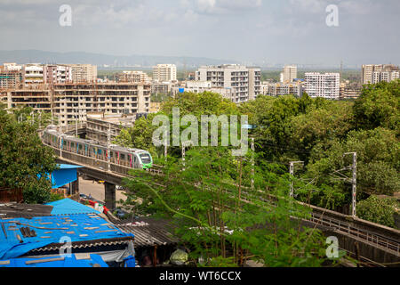 Mumbai City Luftbild mit U-Bahn Linie zwischen Slums und Gebäude Stockfoto