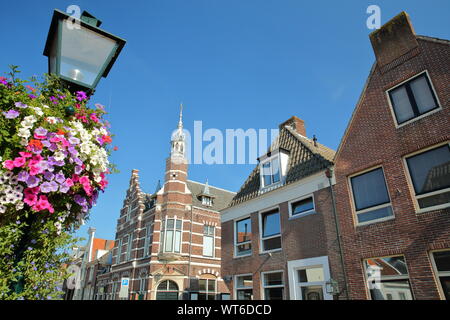 Die äußere Fassade des historischen Häusern mit Schnitzereien, auf Cattenhage Straße innerhalb der Festungsstadt Naarden, Niederlande Stockfoto