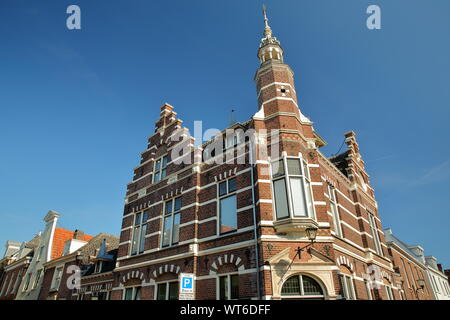 Die äußere Fassade des historischen Häusern mit Schnitzereien, auf Cattenhage Straße innerhalb der Festungsstadt Naarden, Niederlande Stockfoto